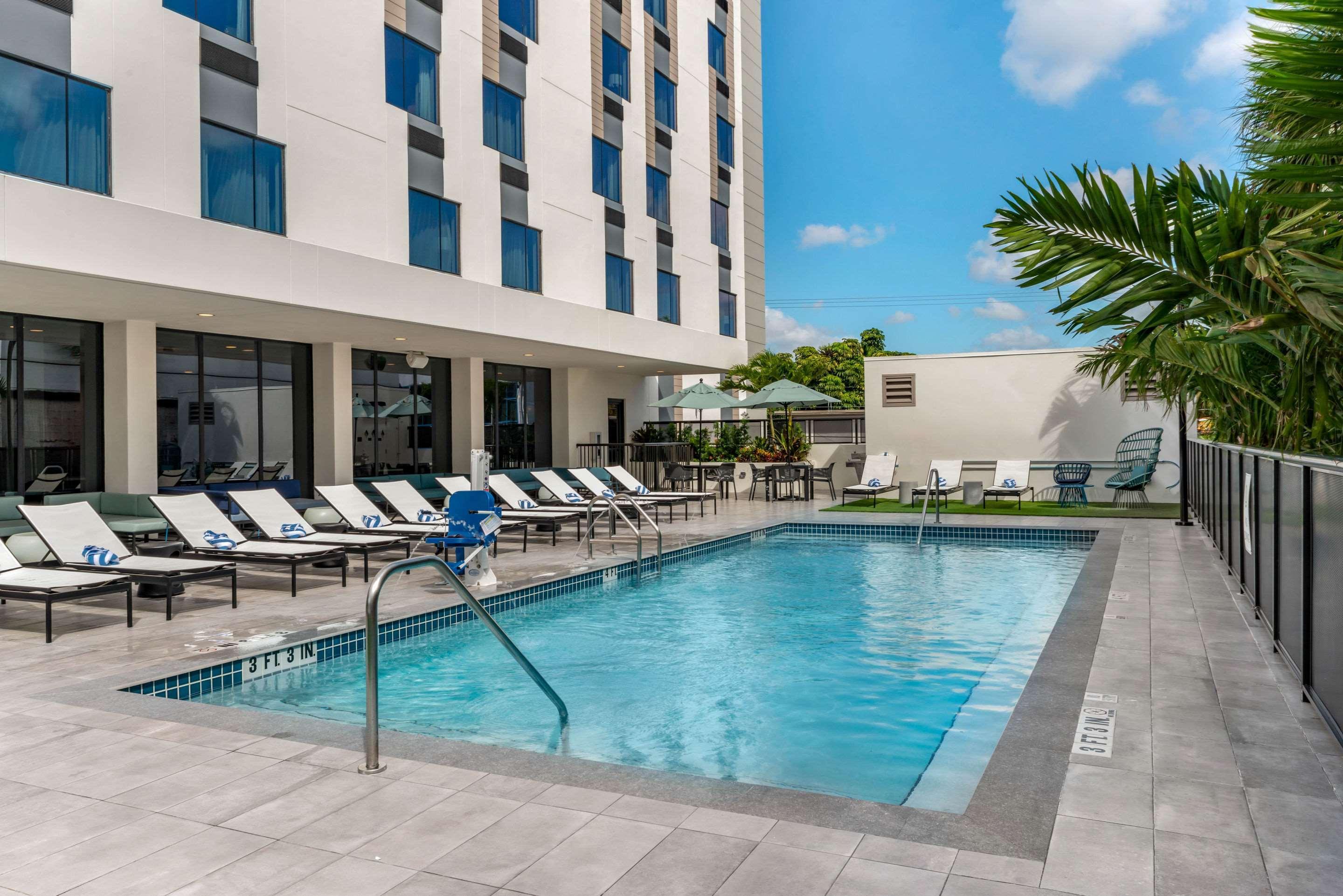Comfort Inn & Suites Miami International Airport Exterior photo